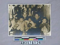 藏品(故總統蔣公生活照片：蔣中正夫婦茶會款待空軍遺族及子弟)的圖片